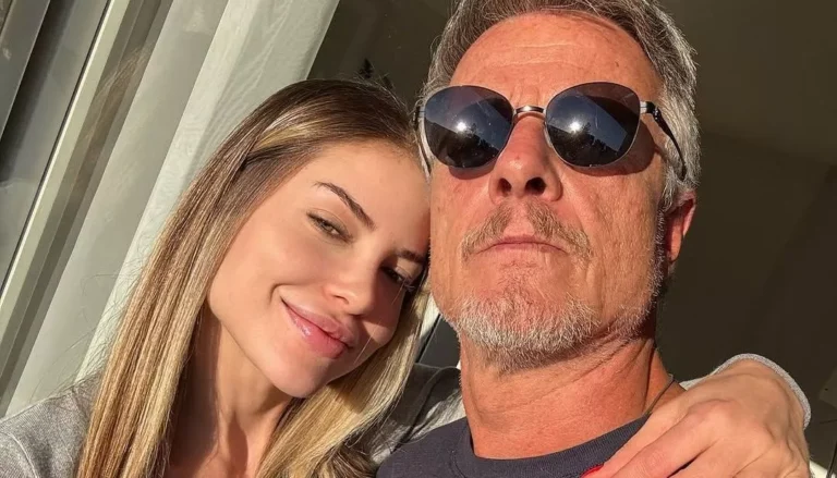 Marcello Novaes comemora Valentine’s Day com namorada