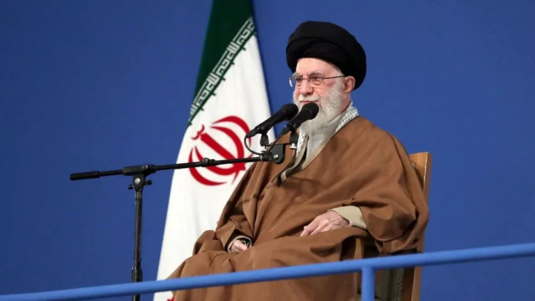 Irã está disposto a negociações indiretas com EUA, diz assessor de Khamenei