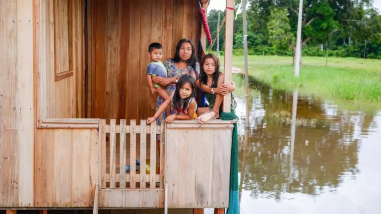 Sobe para 17 número de famílias em abrigos de Cruzeiro do Sul; rio segue em elevação