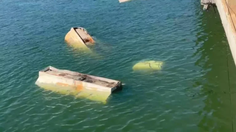 Carreta com óleo cai no Rio Grande ao bater com carro em ponte na divisa entre São Paulo e MG