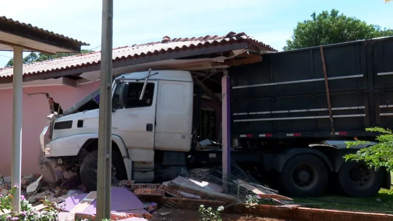 ‘Não é fácil ver coisas destruídas, mas vida vale mais’, diz moradora que teve casa invadida por carreta no PR
