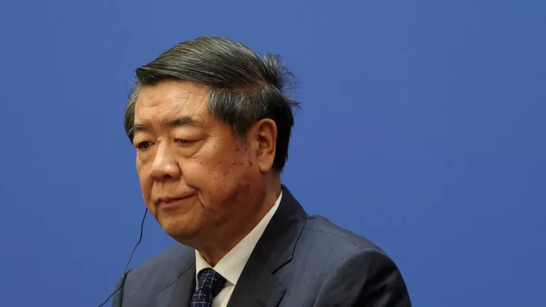 Czar econômico da China convida UE a resistir às tarifas dos EUA