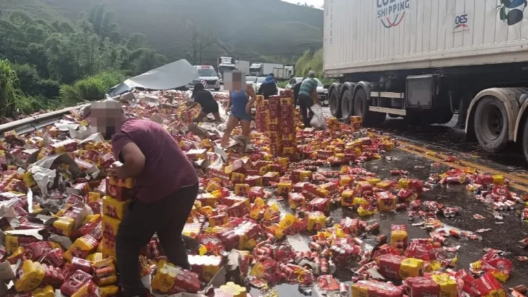 Caminhão carregado de cerveja tomba na BR-040 e rodovia é tomada pela carga; VÍDEO