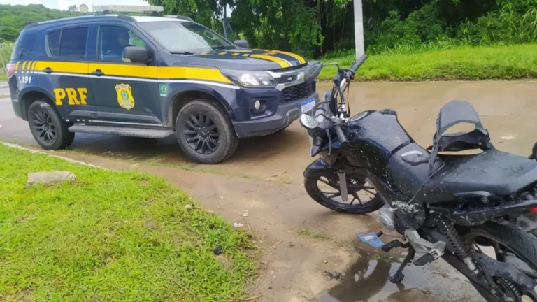 Motociclista cai na pista após colisão e morre na BR-101; motorista do outro veículo envolvido no acidente fugiu