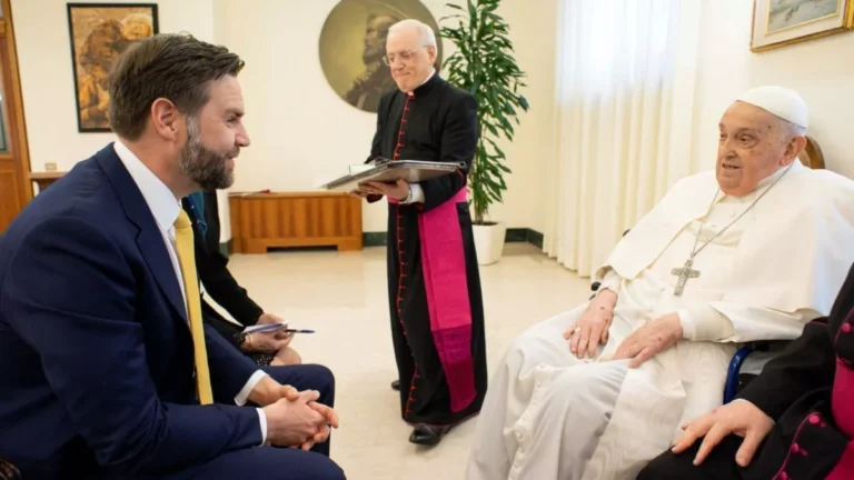 Papa estava visivelmente “muito doente” um dia antes de morrer, diz Vance
