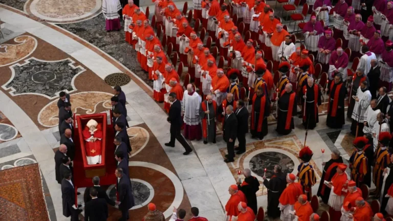 O Estilo de Vida do Papa Francisco: Renda e Desafios Financeiros