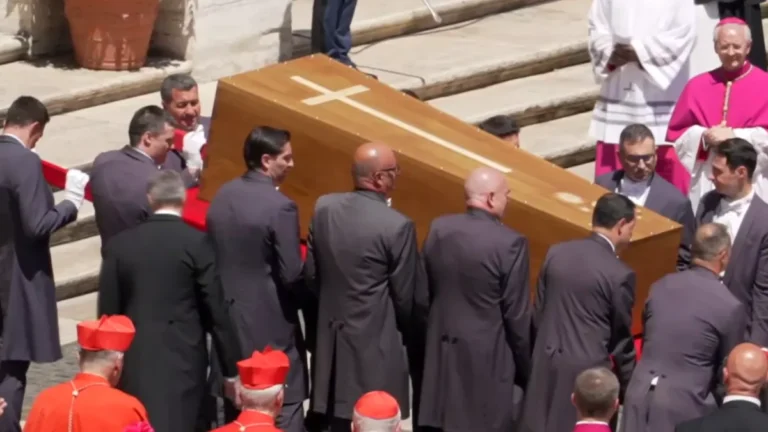 Visitação do túmulo do papa Francisco é aberta ao público neste domingo