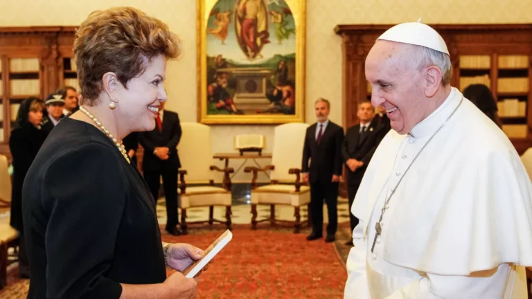 Dilma Rousseff lamenta morte de papa Francisco: “Foi presença de luz”