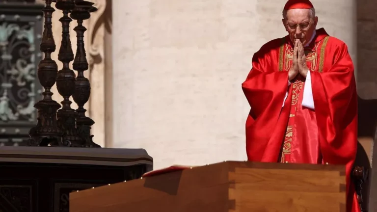 Mandarim é incluído pela primeira vez em um funeral de papa