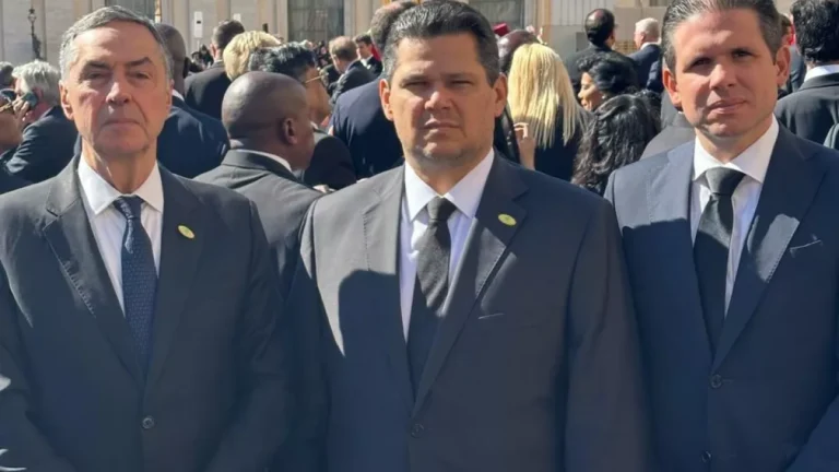 Barroso, Alcolumbre e Motta participam de funeral do papa Francisco