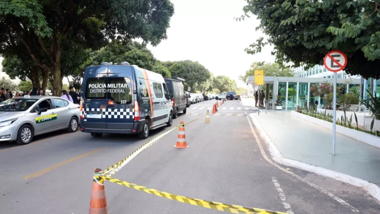 Polícia contém homem que ameaçava explodir bomba em frente a ministério