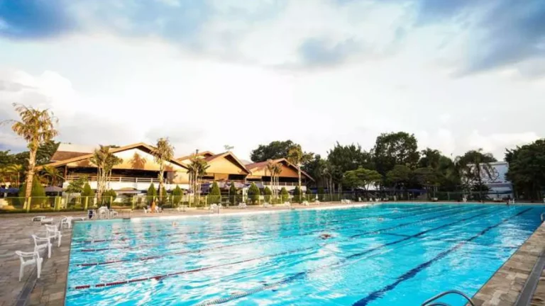 Mulher é condenada após xingar dois homens e adolescente negros em clube