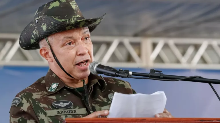 Ex-comandante do Exército de Lula diz não saber motivo de sua demissão