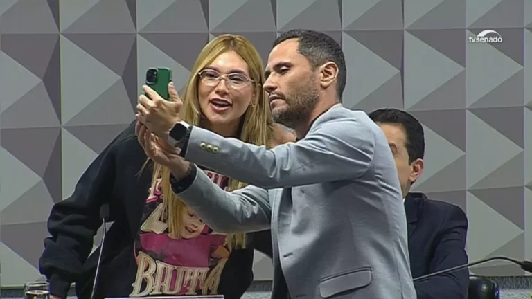 Durante depoimento, senador Cleitinho pede selfie com Virginia Fonseca