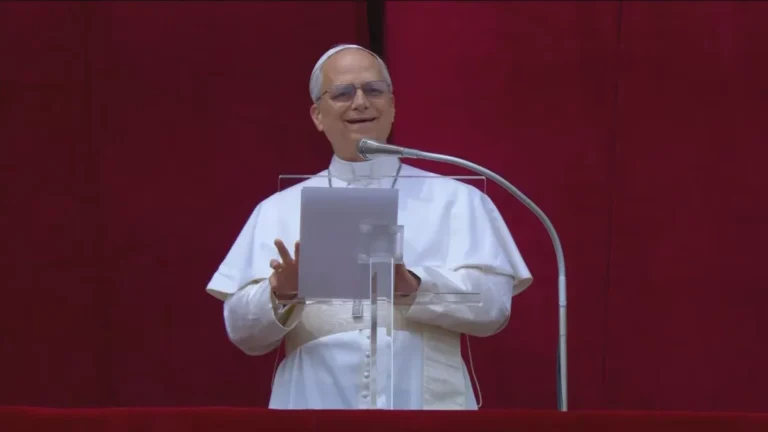 Papa Leão XIV canta oração “Regina Caeli” na Praça São Pedro