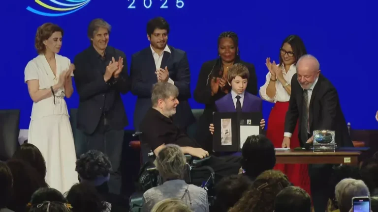 Lula entrega selo em homenagem a Eunice para Marcelo Rubens Paiva