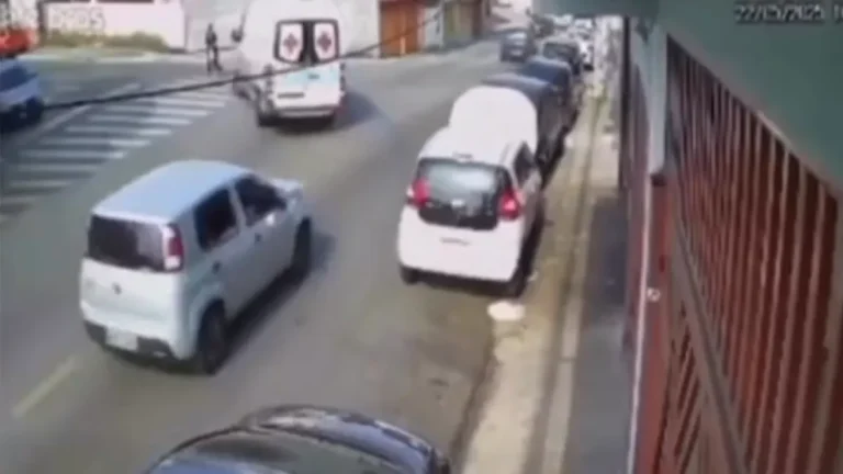 Vídeo: Ambulância atropela mulher e criança em faixa de pedestres