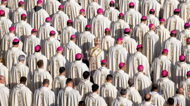 Conclave: Veja horários das votações e quando deve sair a primeira fumaça