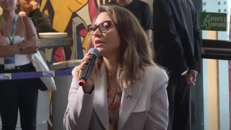 AGU dá 24h para redes sociais removerem notícias falsas sobre Janja