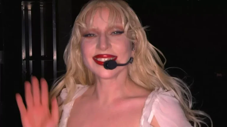 Lady Gaga se emociona com público e chora durante show em Copacabana
