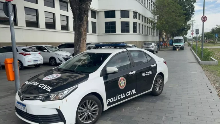 Polícia apreende carro de luxo e 45 cavalos em ação no RJ