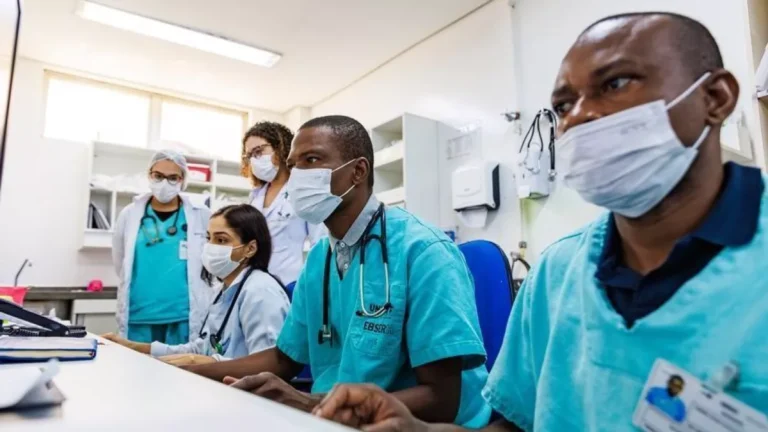 Estatal que gere hospitais universitários demite funcionária por racismo