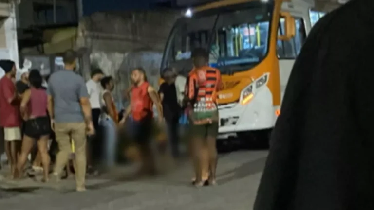 Menina de 6 anos morre atropelada por ônibus ao sair de igreja no RJ