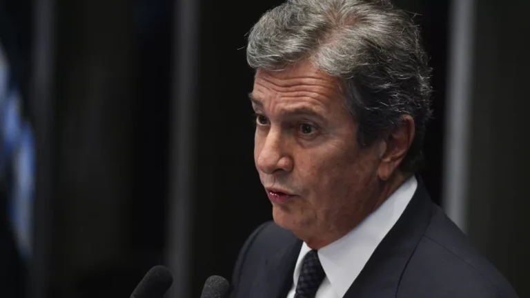 Moraes determina suspensão de passaporte diplomático de Collor