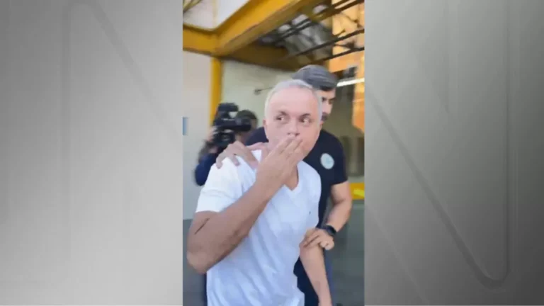 Vídeo: médico debocha com “beijinho” após prisão por morte de paciente