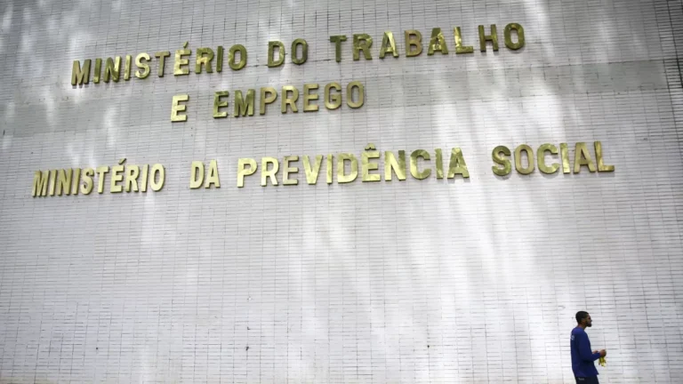 Chefe de gabinete de Lupi no Ministério da Previdência é exonerado