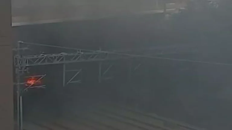 Manifestantes ateiam fogo em trilhos e paralisam circulação de trens em SP