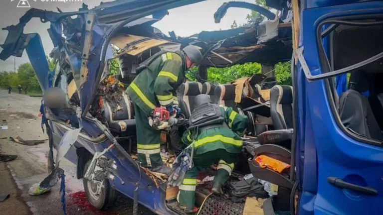 Ataque russo na Ucrânia atinge ônibus e mata passageiros