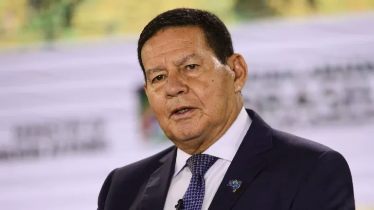 Mourão nega relato de Cid sobre reunião golpista: “Fantasia”