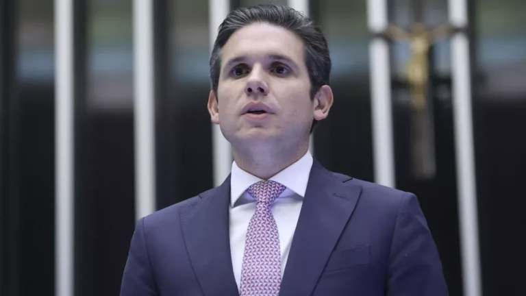 Hugo aciona STF e pede respeito à decisão de deputados sobre Ramagem