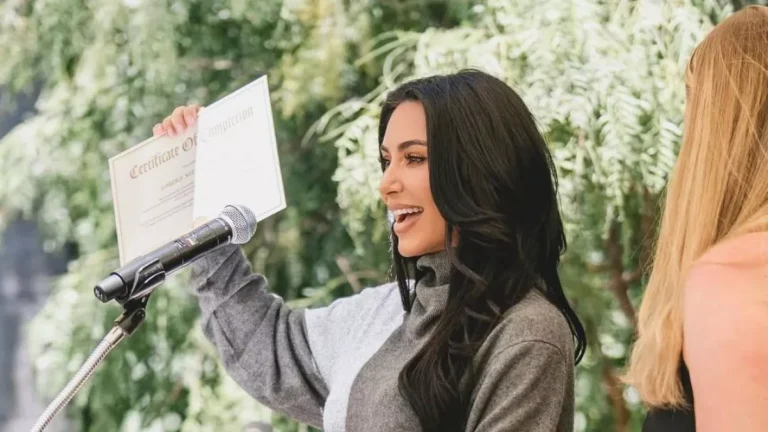 Kim Kardashian conclui graduação de Direito após 6 anos: “Não foi fácil”