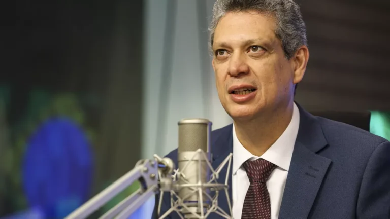 Macêdo busca apoio de movimentos sociais para tentar se manter no governo