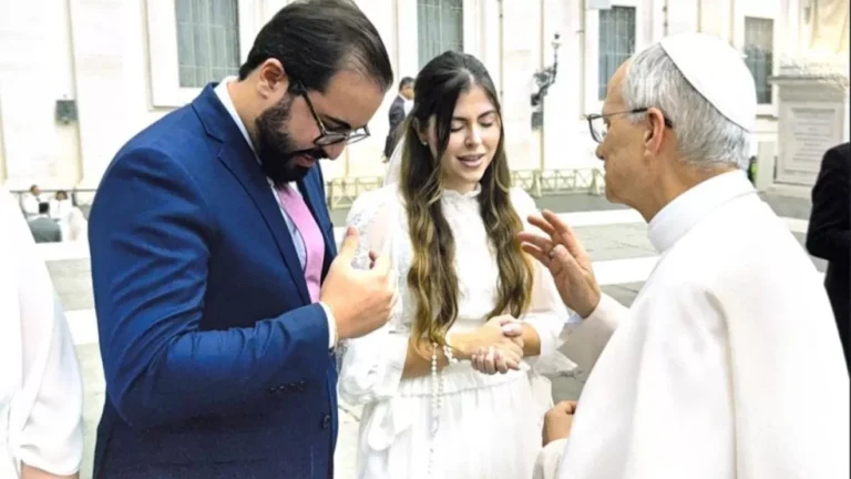 Casal de brasileiros em lua de mel recebe benção na 1ª audiência do papa Leão XIV: coração acelerou