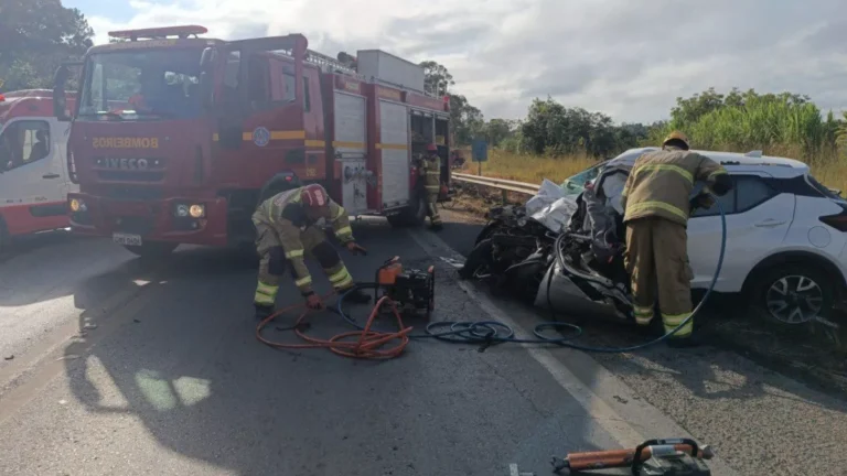 Acidente entre carro e carreta deixa um morto na “curva da morte” em MG