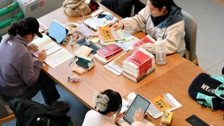 A estudante chinesa que acusa universidade de fazê-la tirar as calças para dar licença menstrual