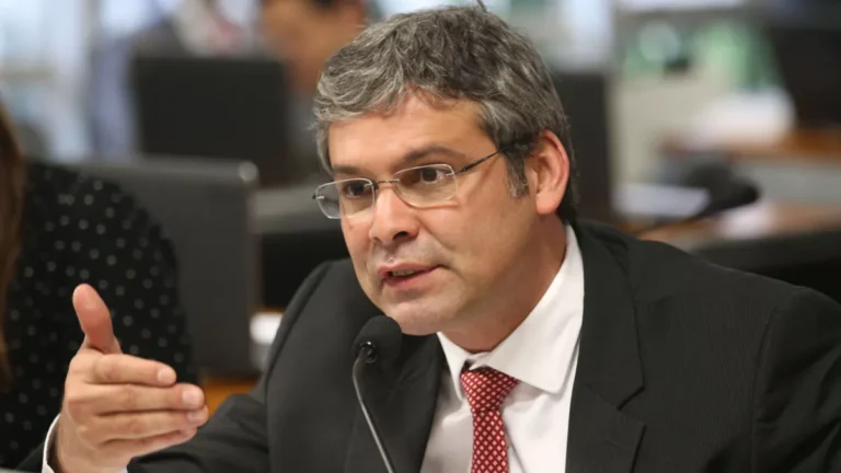 Lindbergh vai entregar à PF dossiê contra Eduardo por atuação nos EUA