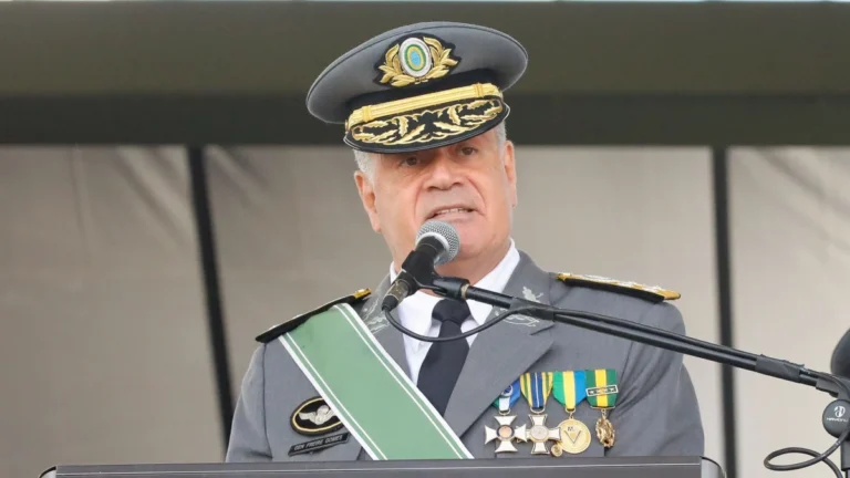 Freire Gomes e Mauro Cid tinham relação profissional, diz advogado do general à CNN