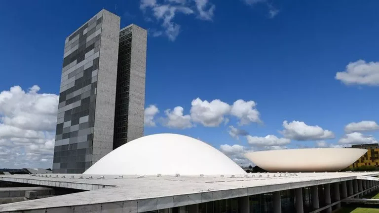 Propostas de cortes e de aumento na arrecadação estão paradas no Congresso