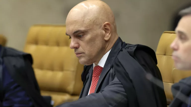 Moraes nega pedido de Bolsonaro para suspender ação do plano de golpe