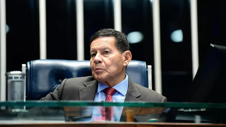 Vídeo: Mourão nega relato de Cid sobre reunião golpista: “Fantasia”