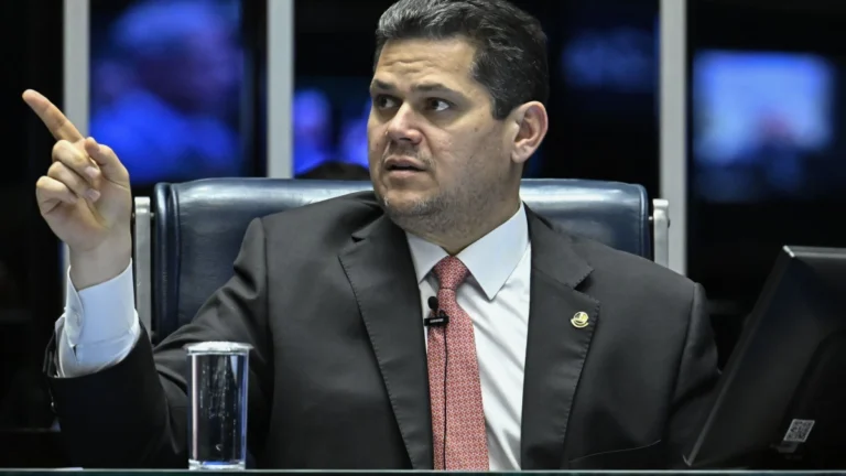 Alcolumbre dá voto decisivo para aumento de número de deputados