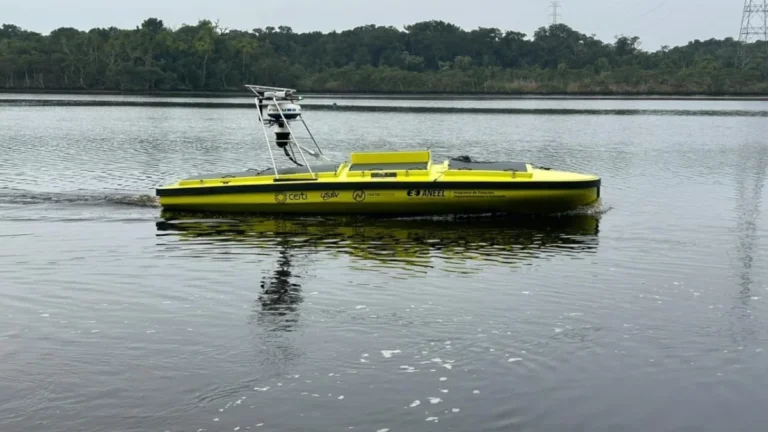 Barco com inteligência artificial monitora água de rio na Amazônia