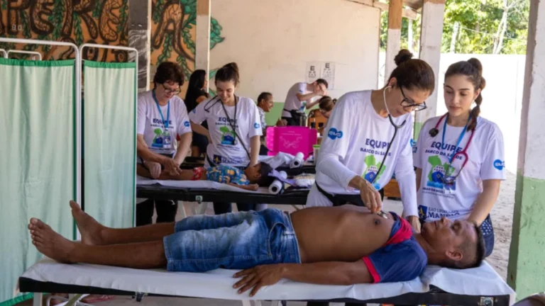 Barco leva atendimento médico e dentista para comunidades isoladas no Norte