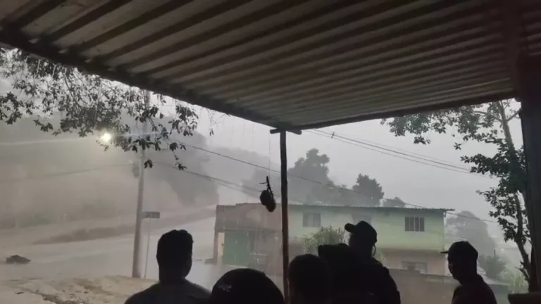 Chuva fora de época assusta moradores na região metropolitana de BH