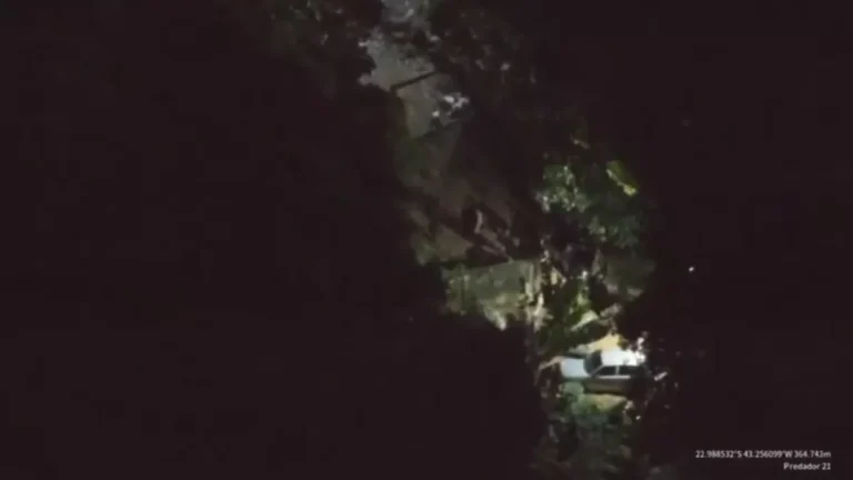 Drone flagra fuga de 400 traficantes armados em mata na Rocinha; veja vídeo