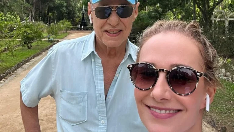 Chico Buarque passeia com a mulher após cirurgia no crânio